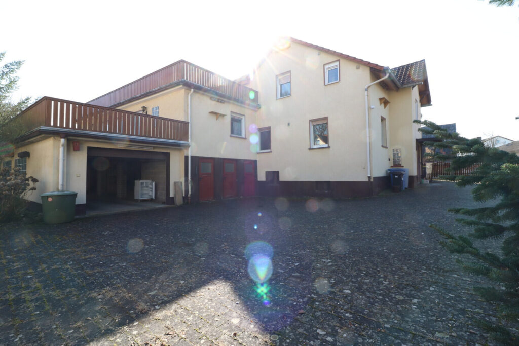 Hof, Garage, 2 Balkone